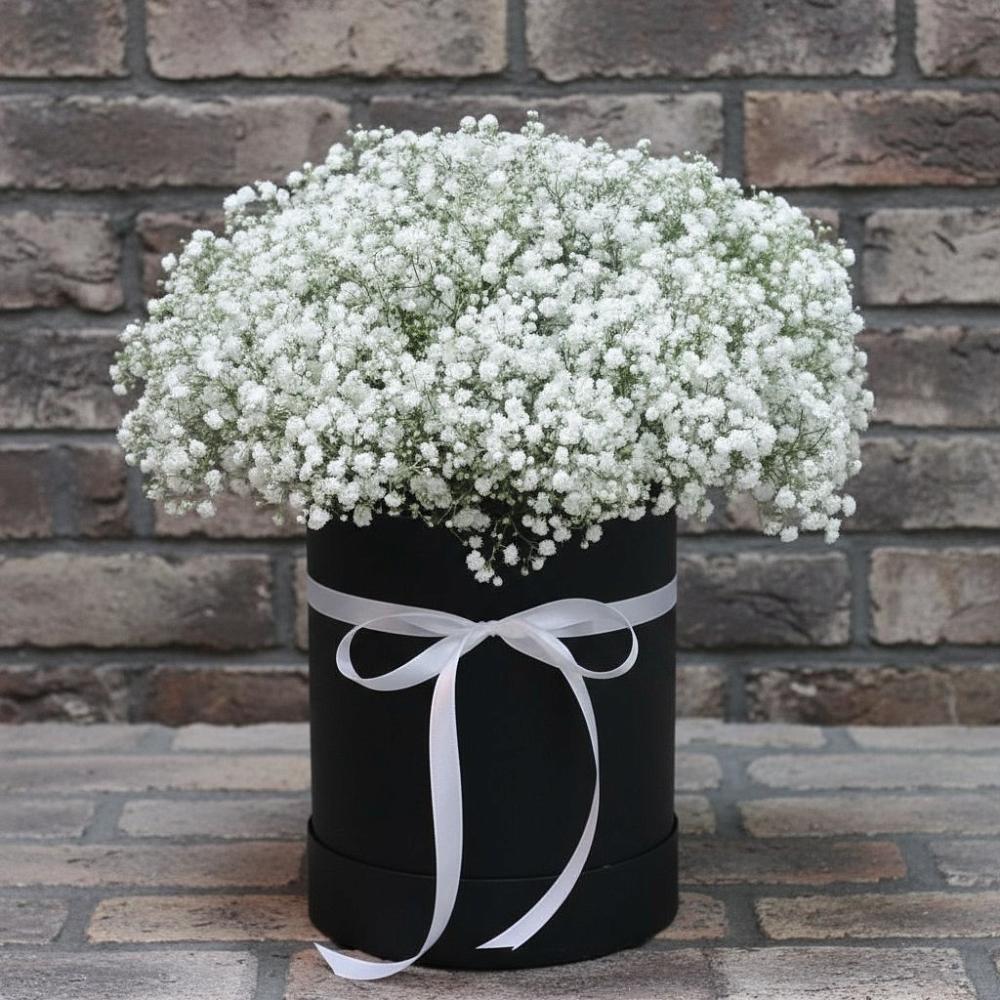 Цветочная композиция из Гипсофила в шляпной коробке в Сокольниково