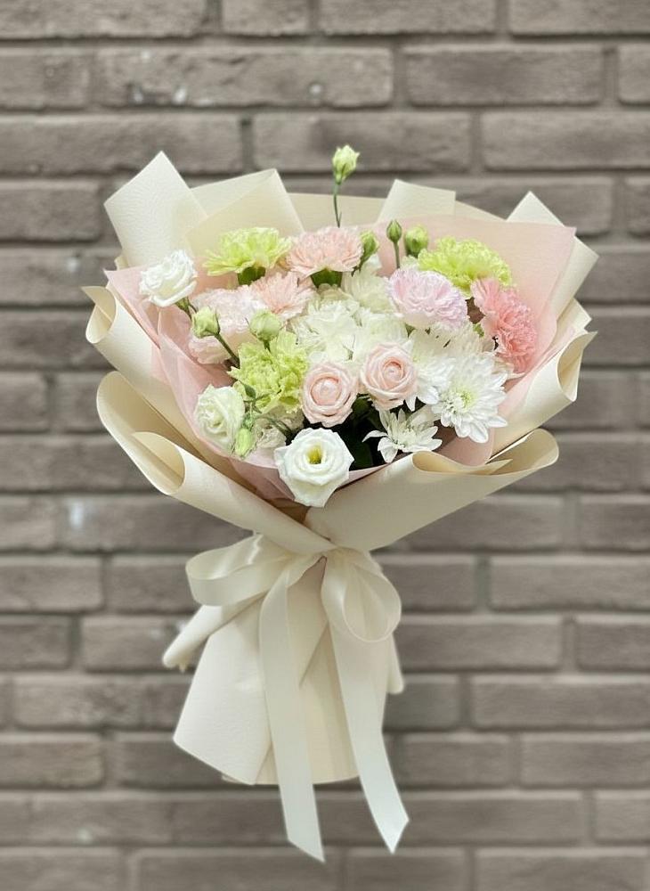 Букет цветов из: Гвоздики, Розы, Лизиантусы и Хризантемы в Сокольниково