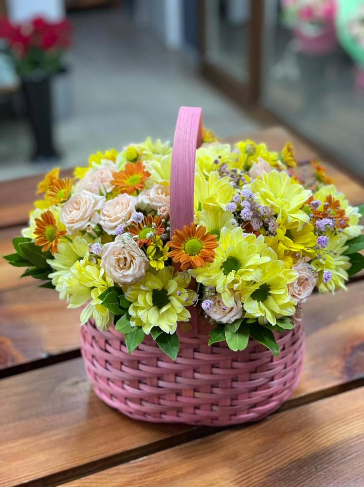 Цветочная композиция из Хризантемы и Розы в корзине в Сокольниково