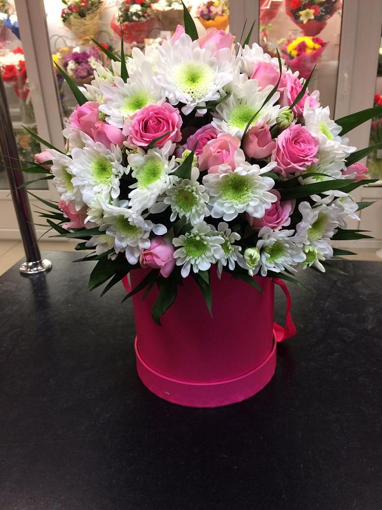 Цветочная композиция из Розы и Хризантемы в шляпной коробке в Сокольниково